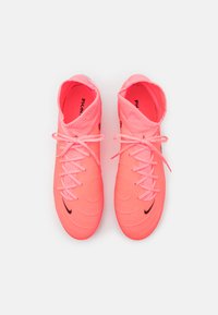 Scarpe da calcio rosa brillante con design alto. Caratterizzate da una superficie testurizzata, logo Swoosh nero e lacci rosa. Materiale sintetico liscio.