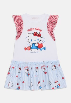 Bijela haljina s motivom Hello Kitty, crvenom mašnom s točkicama, prugastim crvenim volanima i plavom prugastom suknjom s ponavljajućim uzorcima Hello Kitty.