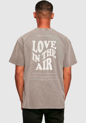 LOVE IN THE AIR ACID WASHED HEAVY - Apdrukāts T-krekls - asphalt