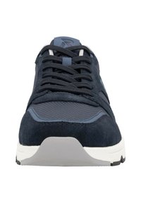 Marinblå atletiska skor med en ovandel i mocka och mesh, snörning, vadderad krage och vit mellansula med texturerad svart yttersula.