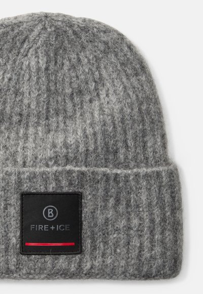 Căciulă din lână gri cu o textură ribbită, având un patch pătrat negru inscripționat cu "FIRE+ICE" și un accent orizontal roșu.