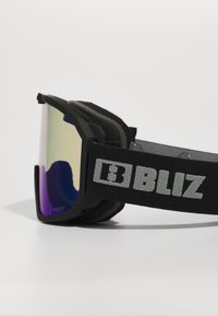 Skibril met een zwart frame, paarse spiegelende lens, zachte padding en een zwart verstelbaar band met het witte "BLIZ" logo.