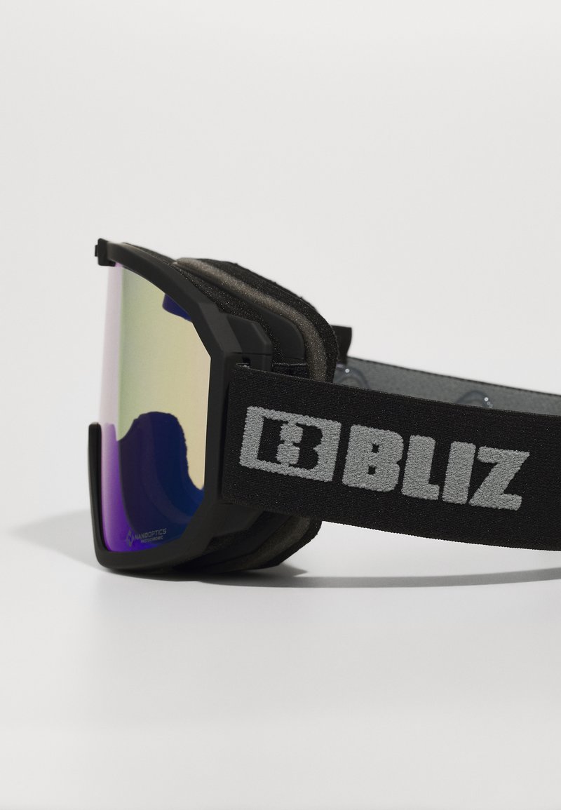 Occhiali da sci con una montatura nera, lenti specchiate viola, imbottitura morbida e una fascia regolabile nera con il logo bianco "BLIZ".