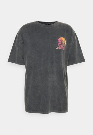 Popielaty t-shirt z krótkim rękawem z małą kolorową grafiką zachodu słońca i palmą na lewej piersi.