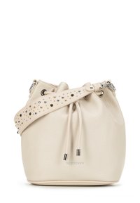 Sac seau en cuir beige avec fermeture à cordon. Doté d'une bandoulière cloutée avec des détails métalliques et d'une texture lisse, de la marque WITTCHEN.