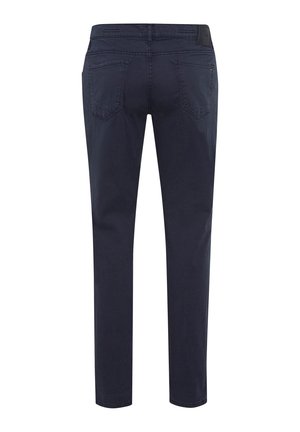 Pantalon en mélange de coton bleu marine avec une coupe slim, cinq poches, et une texture lisse, présentant des détails de poche arrière cousus et une patch logo.