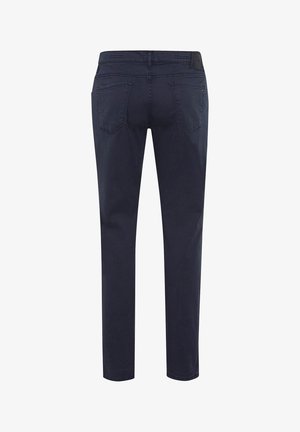 Pantalon en mélange de coton bleu marine avec une coupe slim, cinq poches, et une texture lisse, présentant des détails de poche arrière cousus et une patch logo.