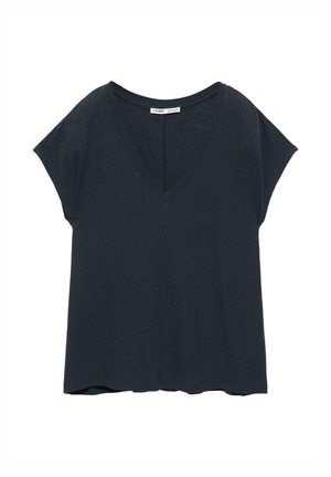 Kortærmet mørkeblå V-hals skjorte med løs pasform og let forlængede skuldersømme på en hvid baggrund.