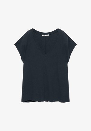 Temno modra majica z V-izrezom in kratkimi rokavi, ohlapnega kroja z rahlo podaljšanimi ramenskimi šivi na belem ozadju.