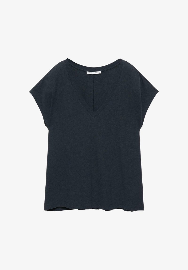 Temno modra majica z V-izrezom in kratkimi rokavi, ohlapnega kroja z rahlo podaljšanimi ramenskimi šivi na belem ozadju.