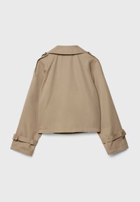 Beige cropped Jacke aus weichem Material. Verfügt über einen Kragen, an den Schultern geknöpfte Epauletten und verstellbare Manschettenriemen.