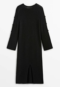 Robe longue noire à manches longues en maille avec col rond, détails de boutons sur les manches, et fente centrale à l'ourlet.