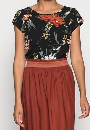 Blomstret bluse med korte ærmer i sort, med røde og pink blomster; elastisk talje nederdel i ensfarvet rustfarve; glat, letvægtigt stof.