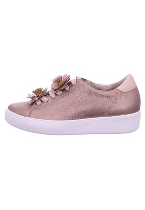 Zapatilla deportiva de cuero metálico rosa con suela blanca, decorada con tres adornos florales rosas en la parte superior.