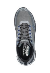 Grijze sportief schoen met een gestructureerde mesh bovenkant, blauwe veters en een gevoerde binnenzool met het merk "SKECHERS Air-Cooled Memory Foam."