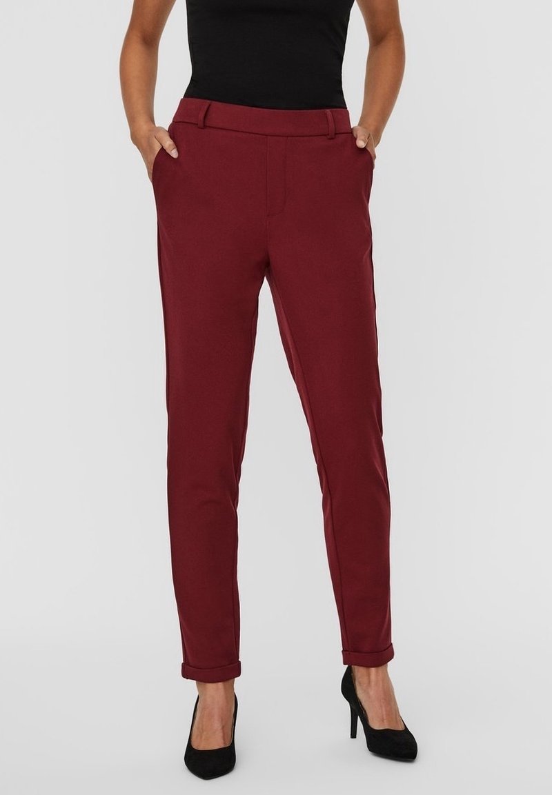 Pantalon bordeaux à coupe slim, fabriqué en tissu lisse, avec une ceinture standard, des poches latérales et des revers retroussés.