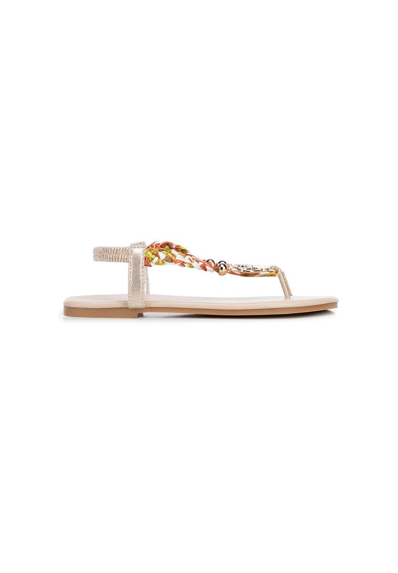 Platte sandalen met een beige zool, gevlochten meerkleurige banden met gouden accenten. Eenvoudig ontwerp met een teenpost voor een goede passing.