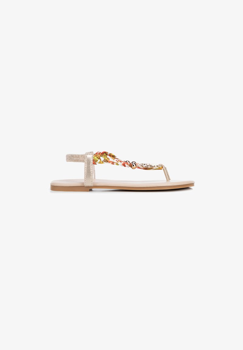 Platte sandalen met een beige zool, gevlochten meerkleurige banden met gouden accenten. Eenvoudig ontwerp met een teenpost voor een goede passing.