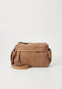 Bruine suède crossbodytas met een ritssluiting aan de bovenkant, een voorvak en een verstelbare leren band. Glad oppervlak en minimale metalen accenten.