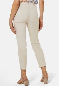 GOLDNER 7/8-SUPER-STRETCH-SCHLUPF LOUISA - Stoffhose - stone