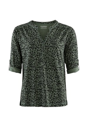 Grüne Leopardenmuster-Bluse mit V-Ausschnitt, drei Viertelärmeln mit umgeschlagenen Manschetten und Knopfdetails entlang der Vorderseite. Weicher Stoff.
