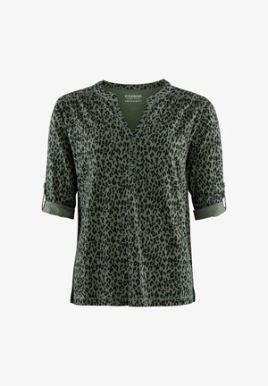 Grüne Leopardenmuster-Bluse mit V-Ausschnitt, drei Viertelärmeln mit umgeschlagenen Manschetten und Knopfdetails entlang der Vorderseite. Weicher Stoff.