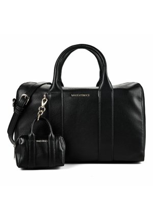 Sac à main Valentino en cuir noir avec deux poignées et un petit porte-clés assorti en forme de sac à main fixé par une attache métallique sur fond blanc.