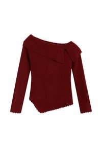 Top de punto color burdeos con diseño de hombros descubiertos, bordes festoneados, mangas largas y dobladillo asimétrico. Textura suave y acabado limpio.