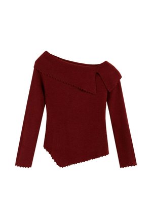 Top de punto color burdeos con diseño de hombros descubiertos, bordes festoneados, mangas largas y dobladillo asimétrico. Textura suave y acabado limpio.