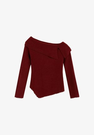 Top de punto color burdeos con diseño de hombros descubiertos, bordes festoneados, mangas largas y dobladillo asimétrico. Textura suave y acabado limpio.