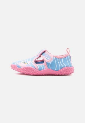 Scarpe d'acqua per bambini, blu e rosa, con suola in gomma, cinturino in velcro e grafica di fenicottero sul lato della punta.