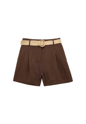 Braune maßgeschneiderte Shorts mit vorderen Falten, ausgestattet mit einem gewebten beigen Gürtel mit einer runden Holzschnalle.