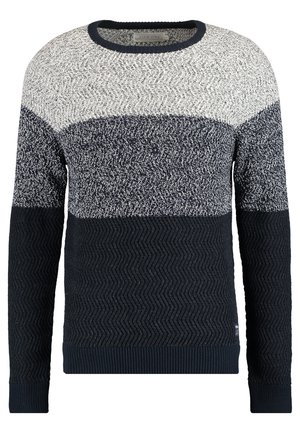 Jersey de punto con cuello redondo; presenta un patrón horizontal en azul claro y oscuro con detalles texturizados de zigzag en la parte inferior.