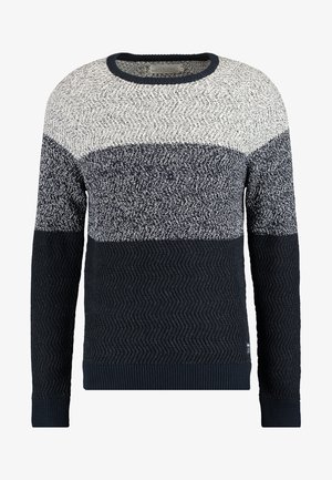 Kerek nyakú kötött pulóver; világos és sötétkék, vízszintes mintázattal rendelkezik, amelynek alján textúrált cikk-cakk részletek találhatók.