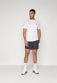 Puma AC MILAN ESSENTIAL - T-shirt con stampa - white/for all time red