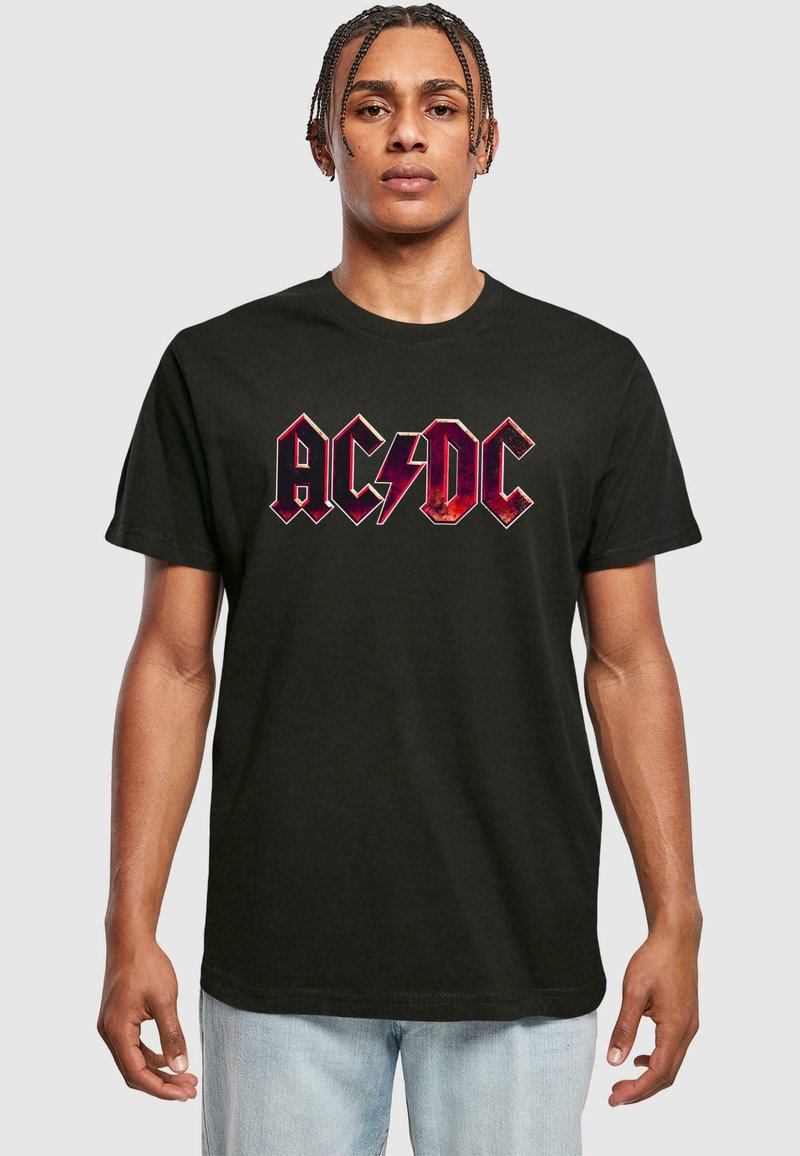 Svart bomull T-skjorte med svart og hvit "AC/DC" logo med lyn-design. Korte ermer og rund hals.