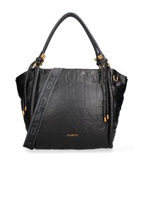 Sac à main noir en matériau texturé, avec un logo bien visible, des poignées doubles et une bandoulière réglable avec des accents en ton doré.