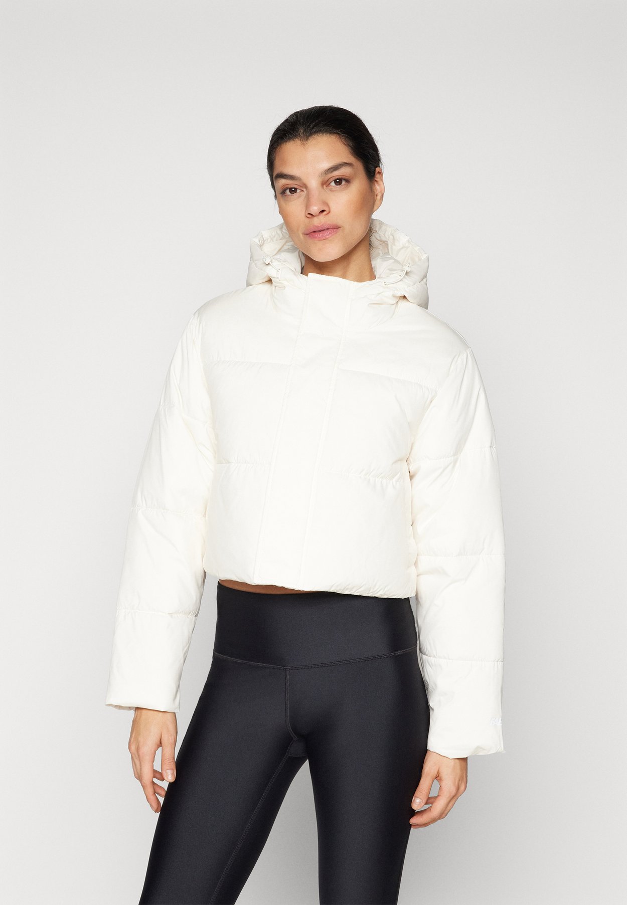 ESSENTIAL CROPPED HOODED PUFFER