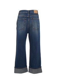 Jeans a gamba larga blu scuro con orli risvoltati, doppie tasche posteriori e una piccola etichetta in pelle beige sulla parte posteriore della vita.