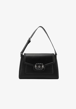 Sac bandoulière en cuir noir avec une sangle réglable, de forme rectangulaire, rabat avant, et fermeture à boucle torsadée argentée au centre.