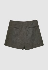 Graue, maßgeschneiderte Shorts mit strukturiertem Finish, ausgestattet mit einem flachen Bund und zwei Rückentaschen mit Paspelierung.