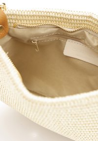 Vävd beige clutchväska med dragkedjestängning, guld detaljer och en slät insida. Inkluderar ett litet fack med dragkedja och läderakcent.