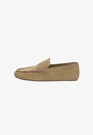 Lysebrune ruskinds herresko i loafermodel med syet moc toe og pennystrap, flad gummisål, sideprofil på hvid baggrund.