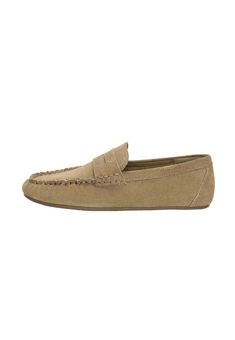 Mocassino da uomo in suede marrone chiaro con punta cucita e fascia a penny, suola piatta in gomma, profilo laterale su sfondo bianco.