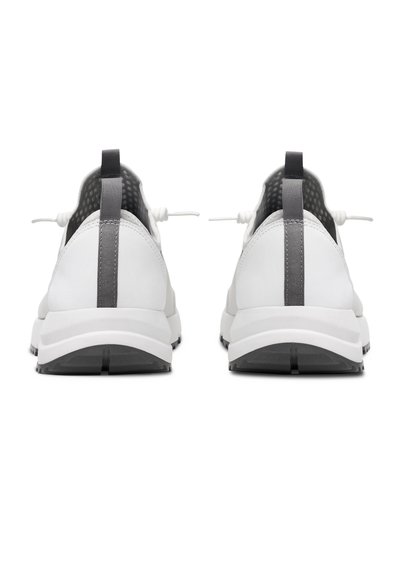 Scarpe da ginnastica bianche con accenti grigi, caratterizzate da un design aerodinamico, lacci elastici e supporto per il tallone testurizzato per maggiore stabilità.