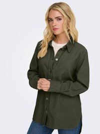 Camisa de cotão verde escuro com colarinho, fecho de botões na frente e mangas longas. Apresenta um corte confortável e textura canelada.