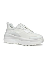 Sneaker atletici bianchi realizzati in mesh e materiali sintetici, con una suola spessa e texturizzata e chiusura con lacci. Visibile il marchio Geox.