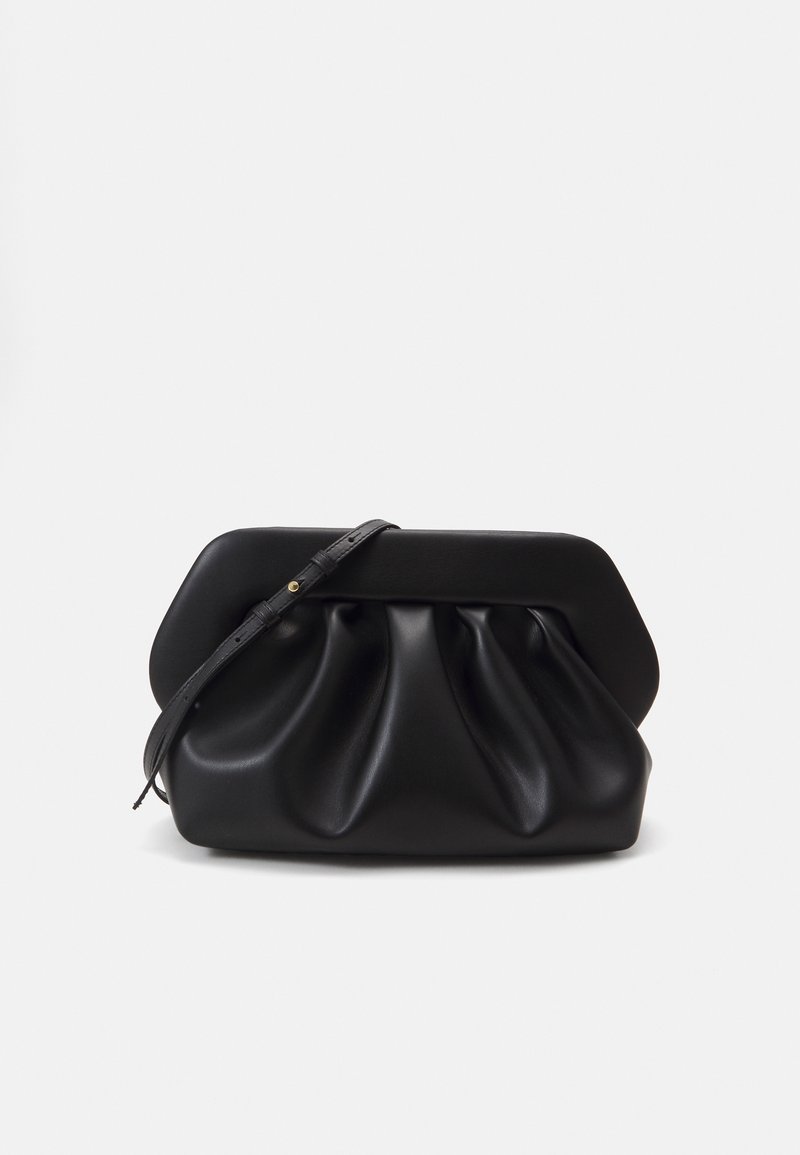 Clutch bag in pelle nera con una texture morbida e arricciata, forma strutturata e una tracolla sottile. Presenta una finitura liscia e opaca senza hardware visibile.