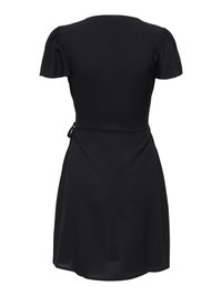 Robe noire à manches courtes bouffantes, ceinture cintrée à la taille et ourlet au genou vue de dos.
