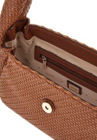 Borsa a tracolla intrecciata color tan con esterno testurizzato, dotata di rivestimento liscio, tasca con zip e interno brandizzato. Dettaglio con chiusura a scatto in metallo.